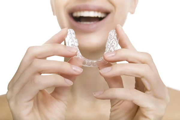 Chica sonriente con bandeja de dientes — Foto de Stock