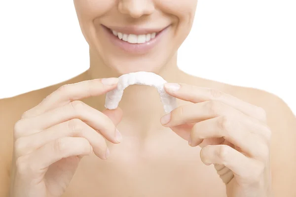 Blanqueamiento de dientes, chica sonriente con bandeja de dientes — Foto de Stock