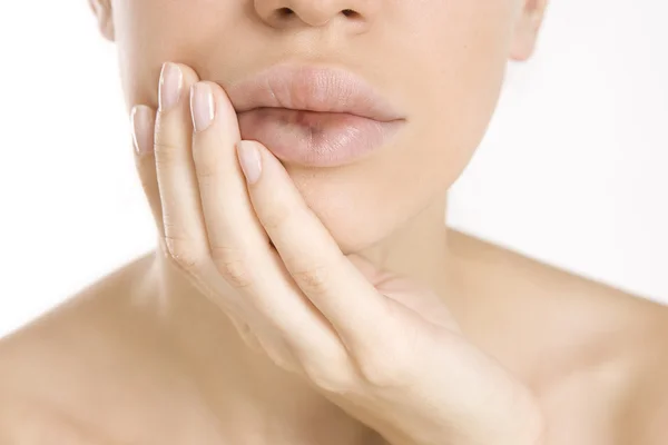 Uma jovem mulher com hematomas labial real, close-up retrato — Fotografia de Stock