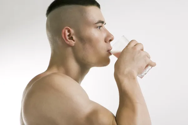 Atletický muž nápoj proteinový koktejl — Stock fotografie
