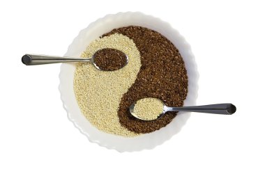 Doğu mutfağı - susam yin yang içinde izole levha şekli.