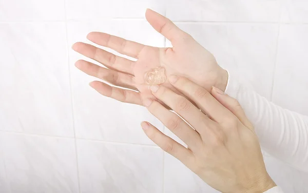 Mãos aplicando gel desinfetante — Fotografia de Stock