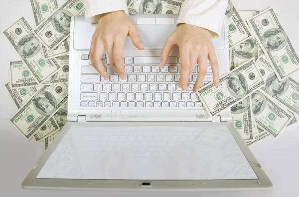 Trabajo remunerado: Las manos femeninas escribiendo en el teclado de la computadora blanca — Foto de Stock