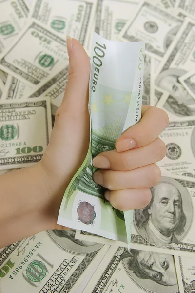 Tangan memegang seratus euro, banyak uang (dolar AS ) — Stok Foto