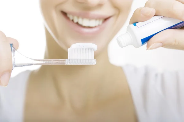 Primer plano chica con cepillo de dientes de limpieza en casa, blanquear toot — Foto de Stock