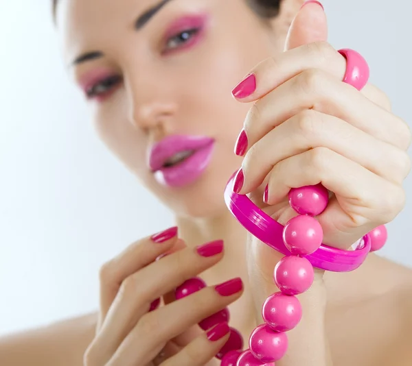 Menina bonita com maquiagem rosa brilhante e acessório de perto — Fotografia de Stock