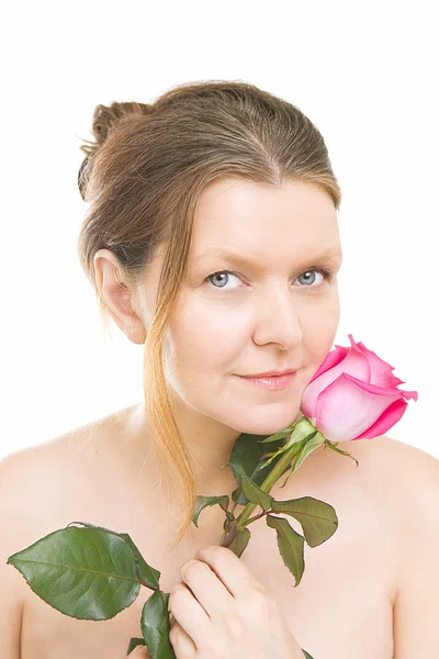 Attraktiva mitten av vuxen kvinna med en rosa ros, vit bakgrund — Stockfoto