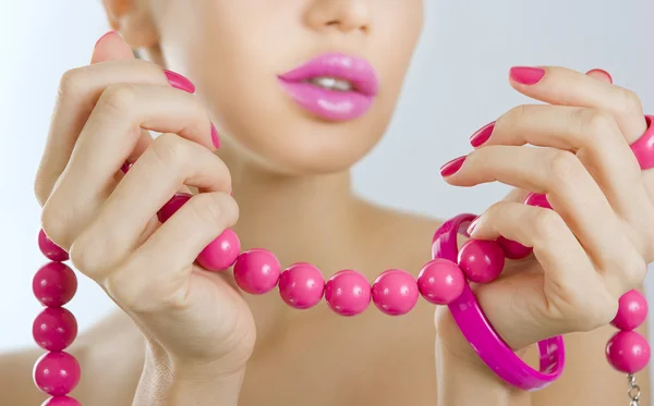 Hermosa chica con manicura rosa brillante y accesorio de cerca — Foto de Stock