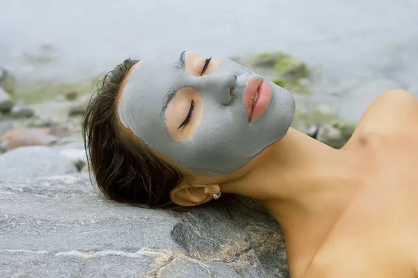 Žena s modrý jíl obličeje masku v krása spa (wellness). — Stock fotografie