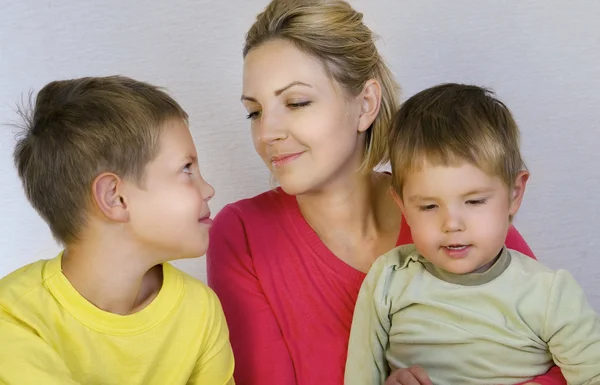 Mutter und Söhne — Stockfoto