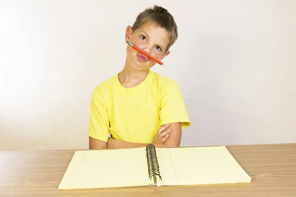 Porträtt av en Skäggtorsk pojke, skolpojke ett skämt och vill inte — Stockfoto