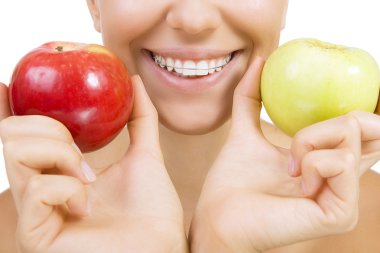hizmetli dişler ve apple, üzerinde izole whit ile gülümseyen kız