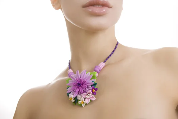 Fashion studio shot of beautiful woman with a floral handmade ne — Stock Photo, Image