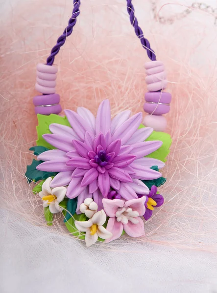 Estúdio de moda tiro de um colar floral (jóias feitas de polim — Fotografia de Stock