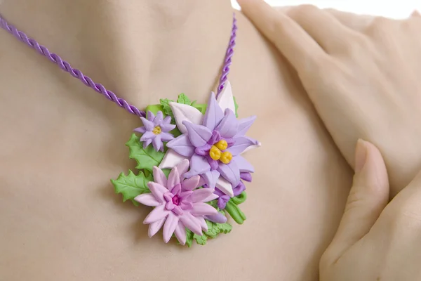 Estúdio de moda tiro de mulher bonita com um colar floral ar — Fotografia de Stock