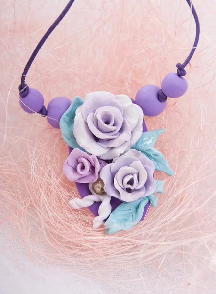 Estúdio de moda tiro de um colar de rosa floral (jóias feitas de — Fotografia de Stock