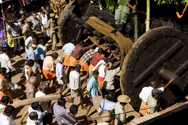 GOKARNA, INDIA - 27 febbraio: La gente spinge il carro festivo su Mahashiv — Foto Stock