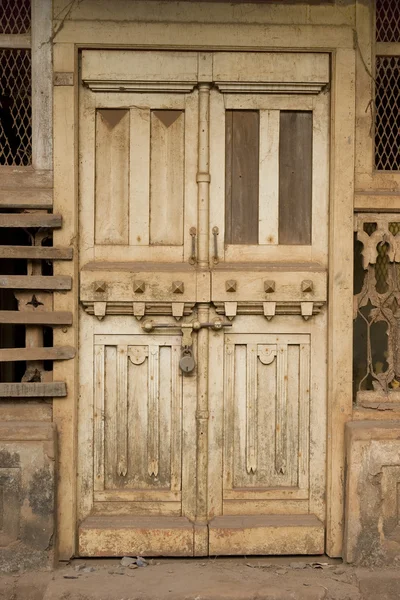 L'ancienne porte avec fond de peinture fissurée — Photo