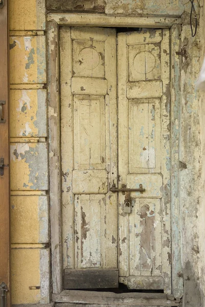 L'ancienne porte avec fond de peinture fissurée — Photo