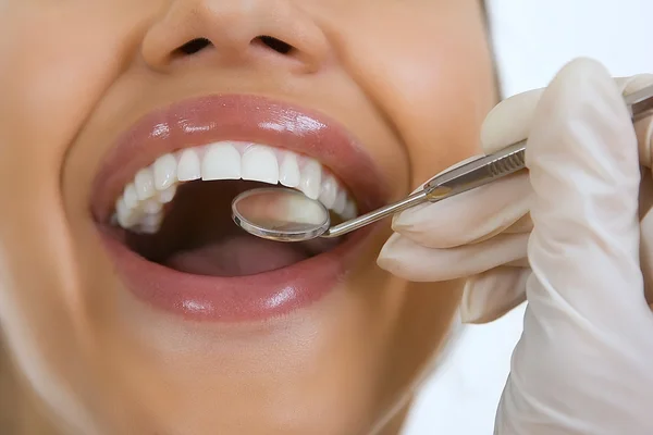 Close-up de paciente do sexo feminino com os dentes examinados pelo dentista — Fotografia de Stock