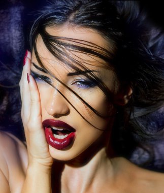 moda güzellik. kalıcı makyaj. renkli çivi ile güzel seksi kadın