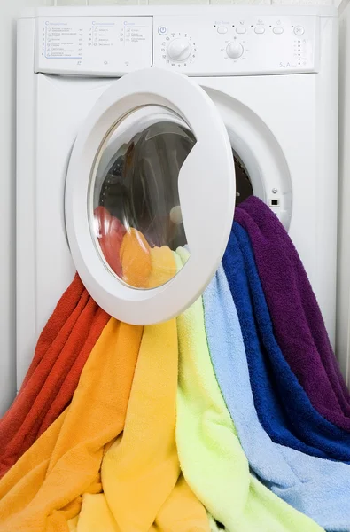 Washing machine and colorful laundry to wash — Stock Photo, Image