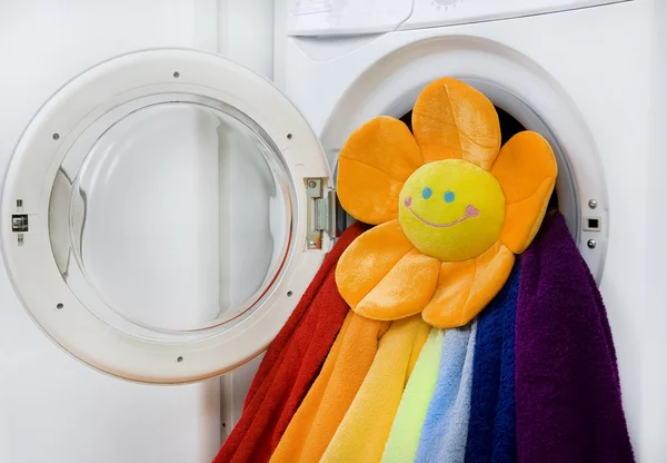 Máquina de lavar roupa, brinquedo e roupa colorida para lavar — Fotografia de Stock