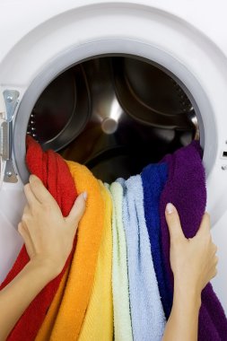 çamaşır makinesi renk giysiler alarak kadın