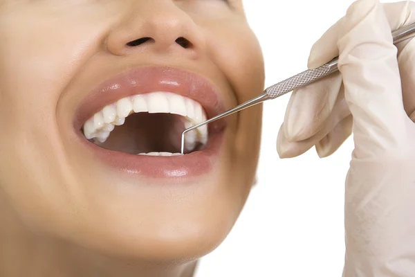 Närbild av kvinnliga tålmodig med hennes tänder undersökas av tandläkare — Stockfoto