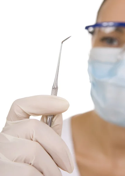 Dentista segurando ferramenta dentária, isolado em branco — Fotografia de Stock