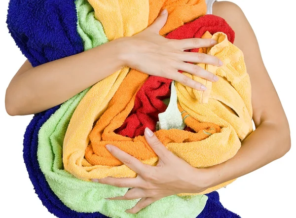 Kobieta trzyma dużo kolorowe pranie w jej ręce, na białym tle o — Zdjęcie stockowe