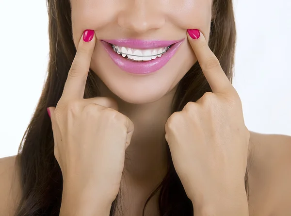 아름다운 미소짓는 소녀 이빨을 리시버 로 — 스톡 사진