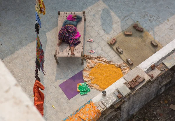 Una Mujer India Relaja Bajo Sol Techo Casa Pushkar Mujer — Foto de Stock