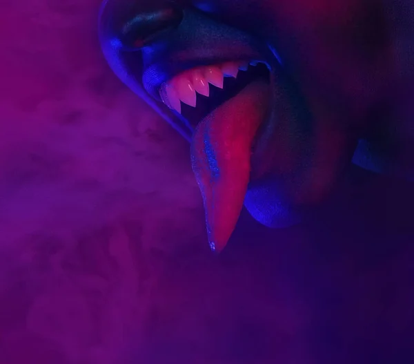 날카로운 피묻은 암컷의 라이트 할로윈 호러데 얼굴의 아름다운 뱀파이어 칼리의 — 스톡 사진