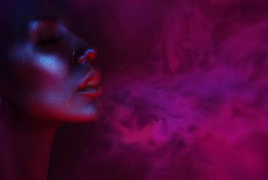 Cadılar Bayramı Vape partisi, gece hayatı. Güzel seksi genç kadınla duman exhaling gece kulübünde, göz alıcı mistik makyaj vaping. Kız yasaktır Buharlaştırıcı Club. Mavi mistik duman