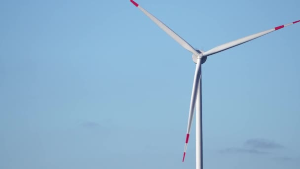 Molino de viento aislado, generador de energía eólica, formato de paisaje, vista cercana, 4k — Vídeos de Stock