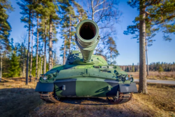 Tank namlusu yakın çekim, arka planda bulanık depo, seçici odaklanma