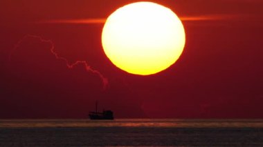 Ön planda gemi sürerken güneş batar. Telefoto lensleri titreşen atmosferle gerçek bir çekim yapar. Bölüm 2