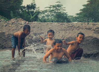 Endonezyalı Çocuklar, nehirde yüzüyorlar.