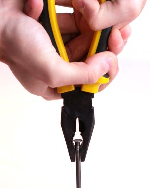 bir çivi pense ile çekerek