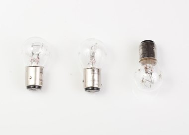 Beyaz arkaplanda üç ampul izole edildi.