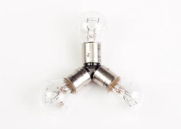 Beyaz arkaplanda üç ampul izole edildi.