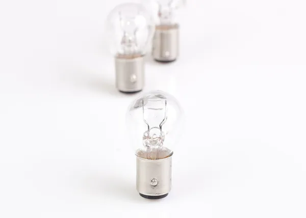 Beyaz arkaplanda üç ampul izole edildi.