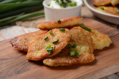 Patatesli gözleme, latke ya da tabakta ekşi krema olan Draniki..