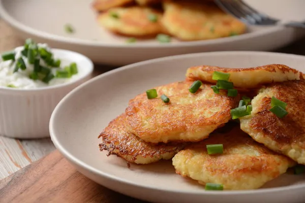 Patatesli gözleme, latke ya da tabakta ekşi krema olan Draniki..