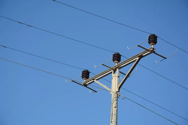 Niedrige Nahaufnahme Des Oberen Teils Eines Stromverteilungsmasten Und Der Stromleitungen — Stockfoto