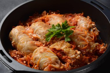 Domates soslu biftek ve pirinçle doldurulmuş lahana ruloları.