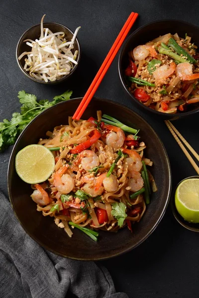 Tayland usulü erişte, karides ve sebzeli Pad Thai. Tayland usulü erişte.