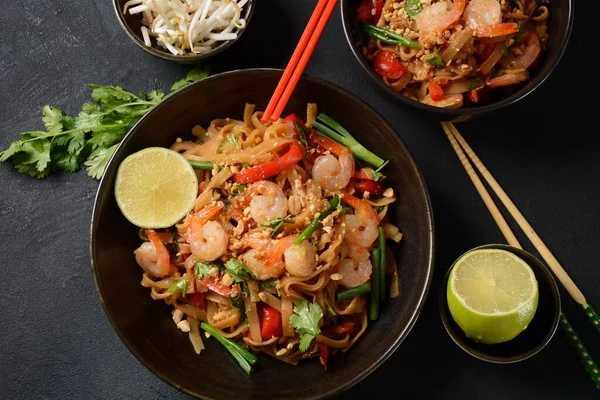 Tayland usulü erişte, karides ve sebzeli Pad Thai. Tayland usulü erişte.
