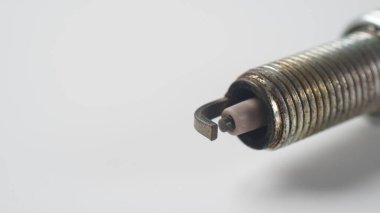 Beyaz arka plandaki eski buji. Araba ve motosiklet kısmı.